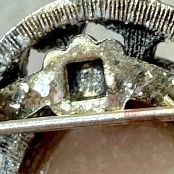 Vintage Multi-colored Resin Roses Oval Shaped Brooch - Picture 7 of 10